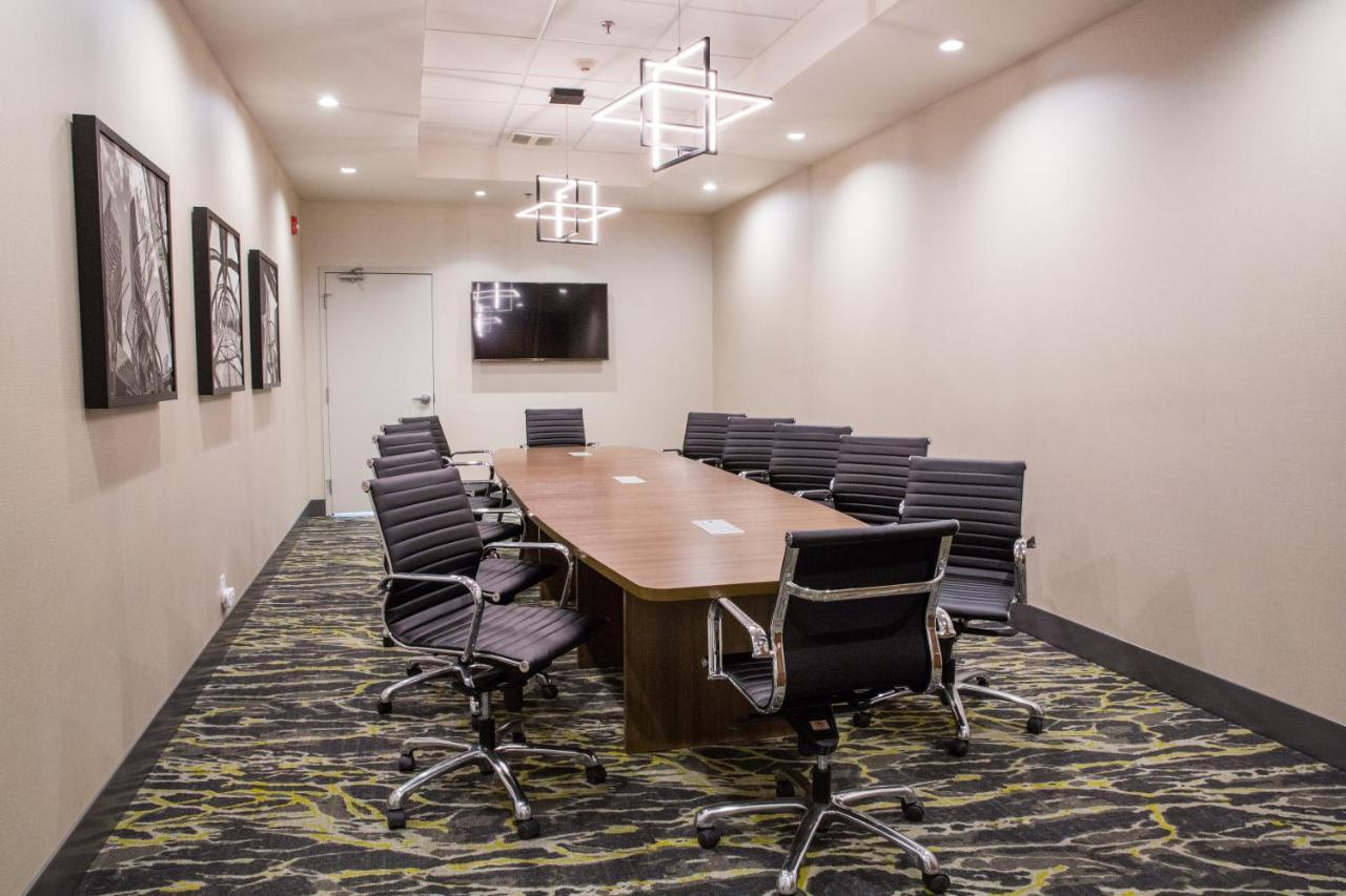 Holiday Inn Hotel & Suites Calgary South - Conference Ctr By Ihg Exterior photo