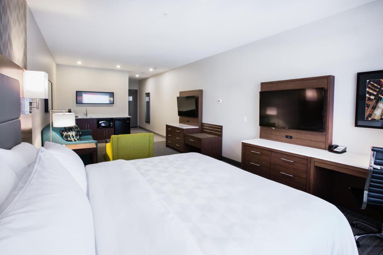 Holiday Inn Hotel & Suites Calgary South - Conference Ctr By Ihg Exterior photo